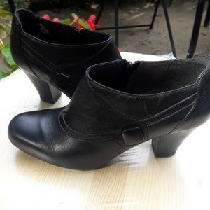 Clarks Bendable boot shoe